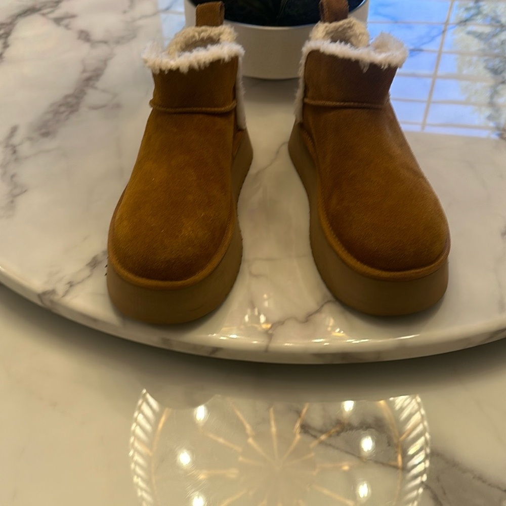 Koolaburra Tan Ankle Boots with White Fur Trim
